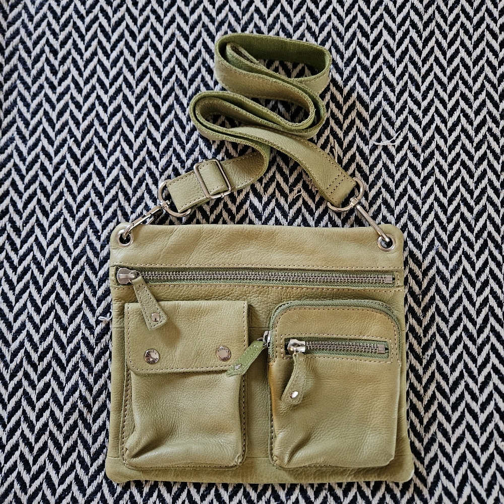 EUC Fossil Light Green Flat Grain Leather Crossbody Purse w/ Detachable Strap